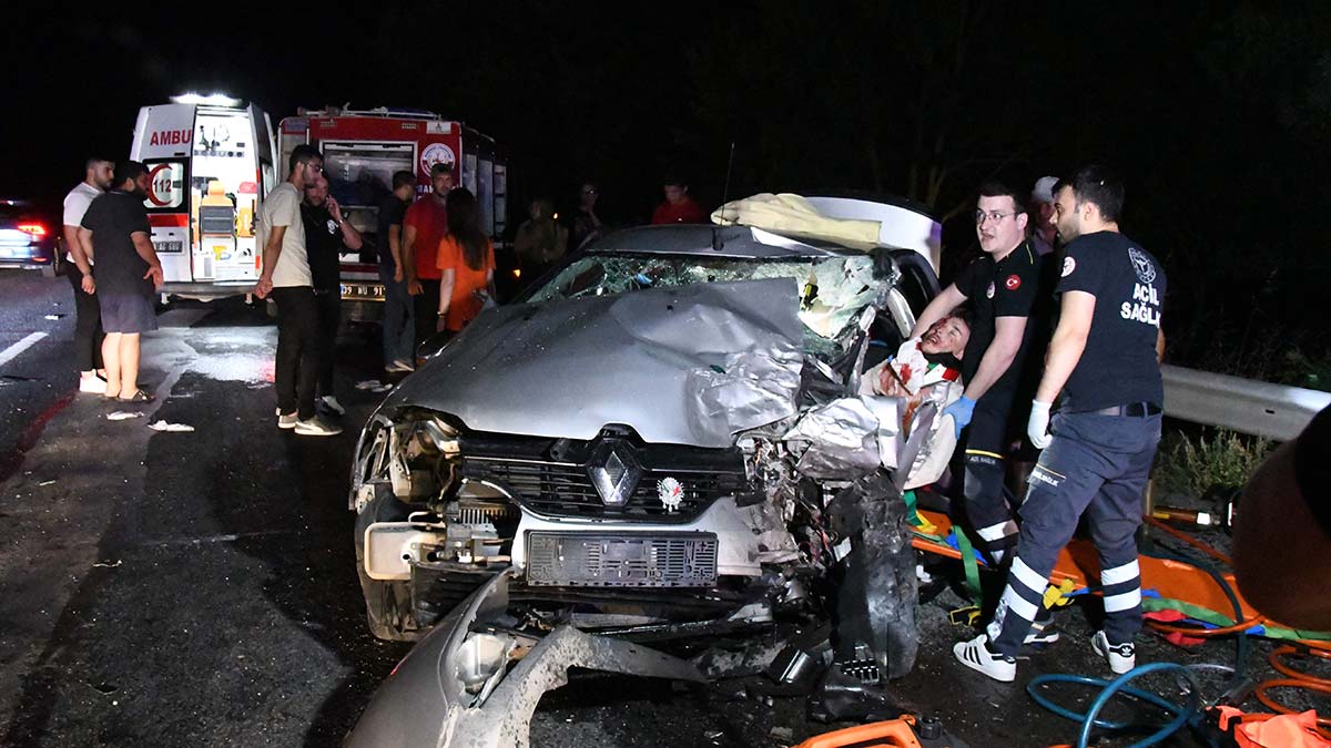 Kamyondan çıkan lastik kazaya yol açtı; 5 yaralı
