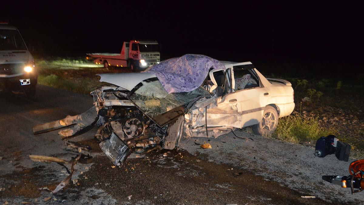 Kamyonetle otomobil çarpıştı: 1 ölü, 6 yaralı