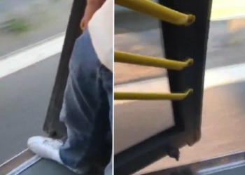 Kapısı açık İETT otobüsünde yolculuk