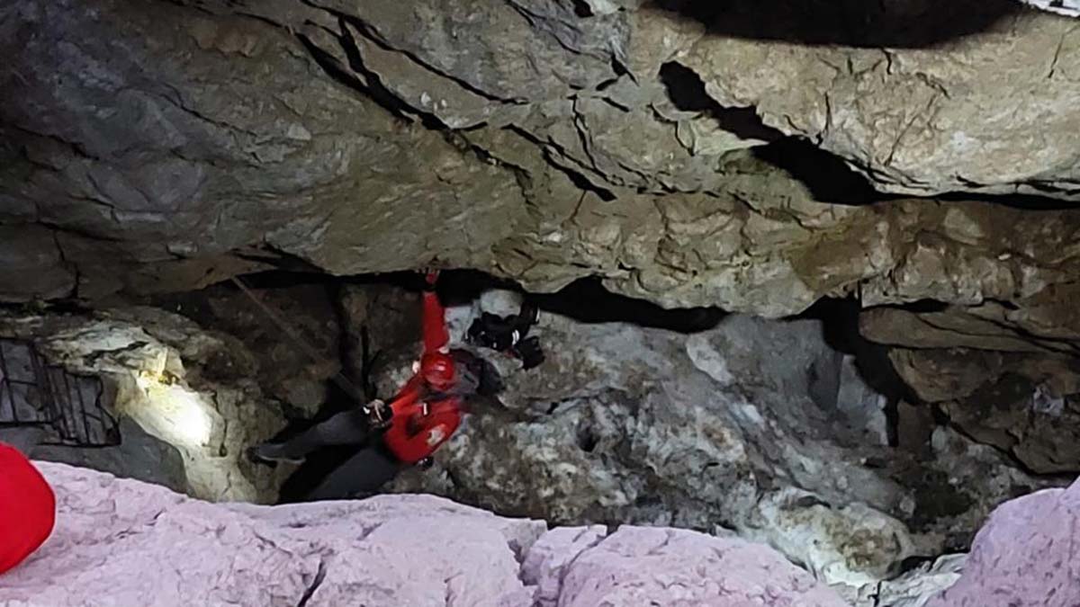 Kar kuyusuna düşen kişi saatler sonra kurtardı