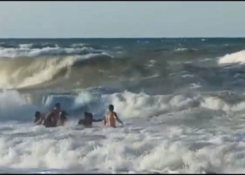 Karaburun'da dev dalgalara rağmen denize girdiler