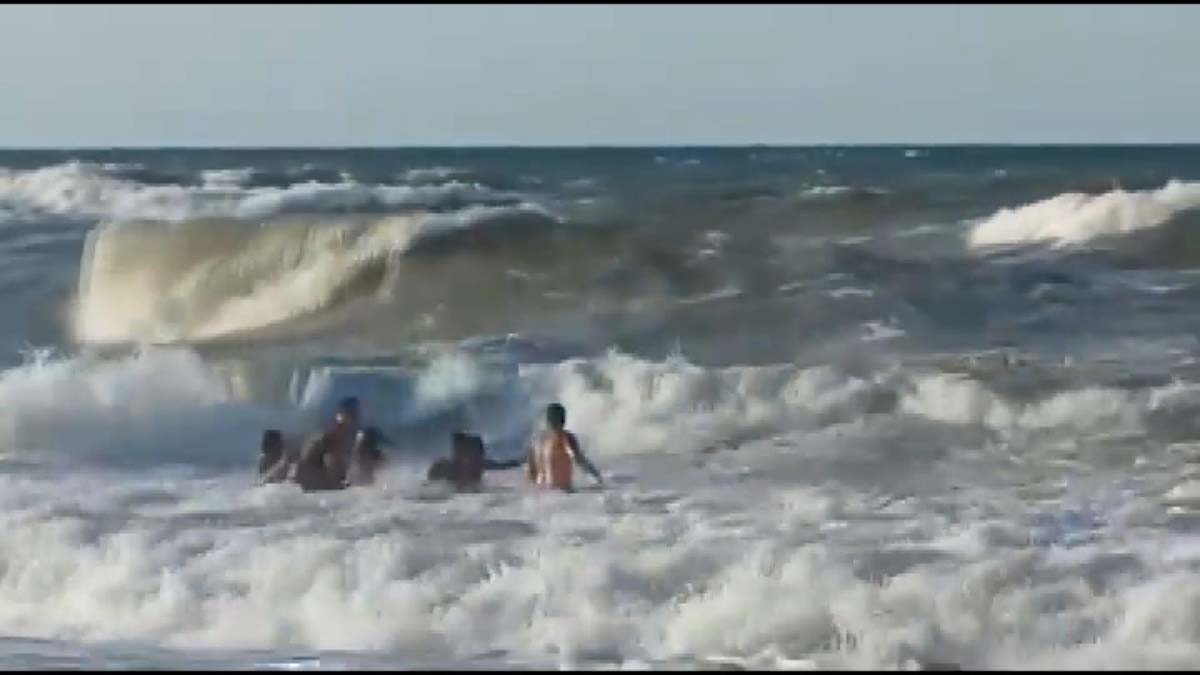 Karaburun'da dev dalgalara rağmen denize girdiler