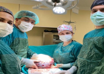 Karnından 10 kilo tümör çıkarıldı