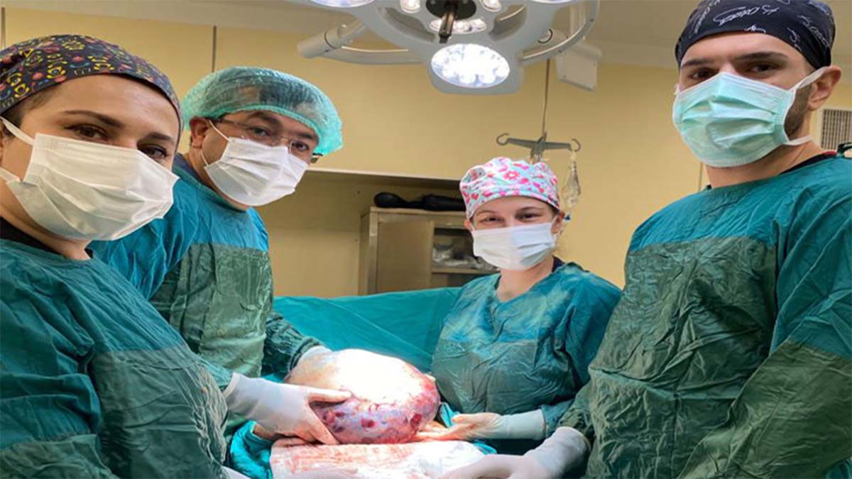 Karnından 10 kilo tümör çıkarıldı