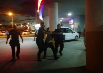 Kavgayı ayıran polis bacağından bıçaklandı