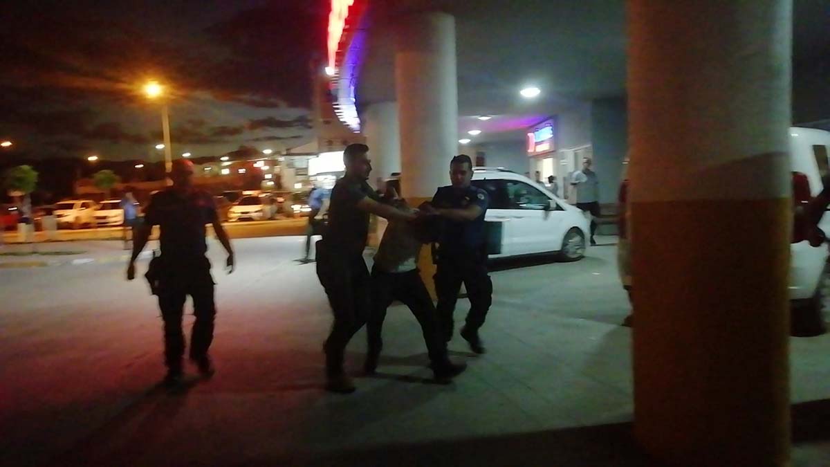 Kavgayı ayıran polis bacağından bıçaklandı