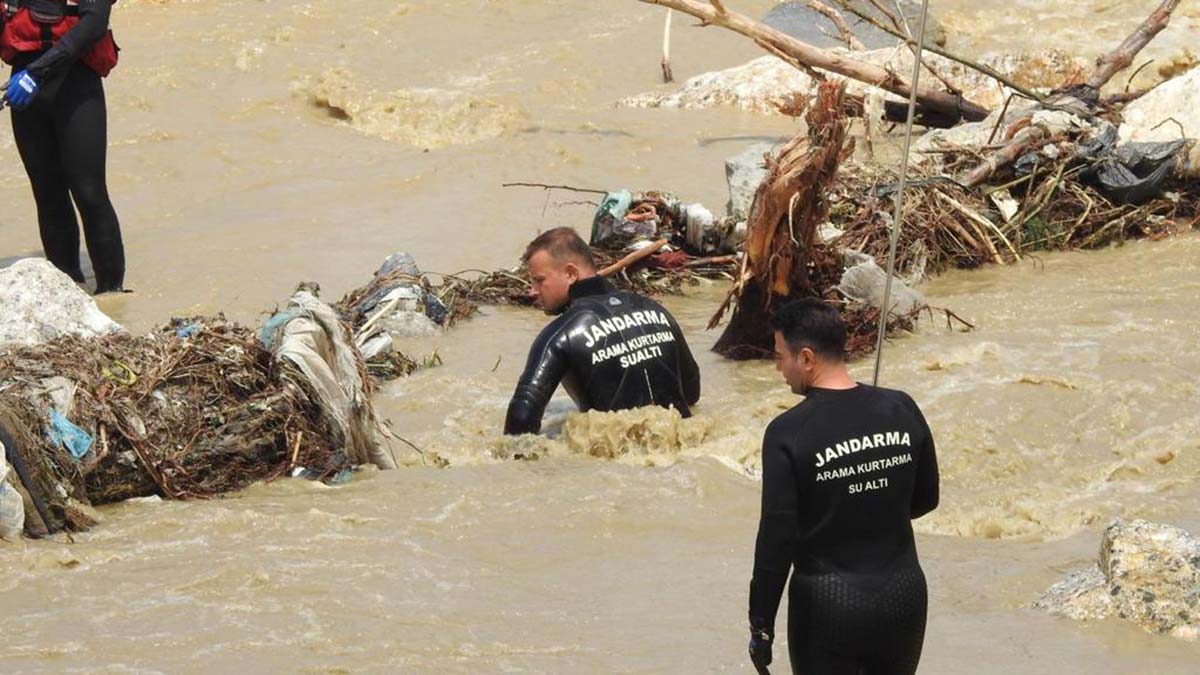 Kayıp iş makinesi operatörünün cesedine ulaşıldı