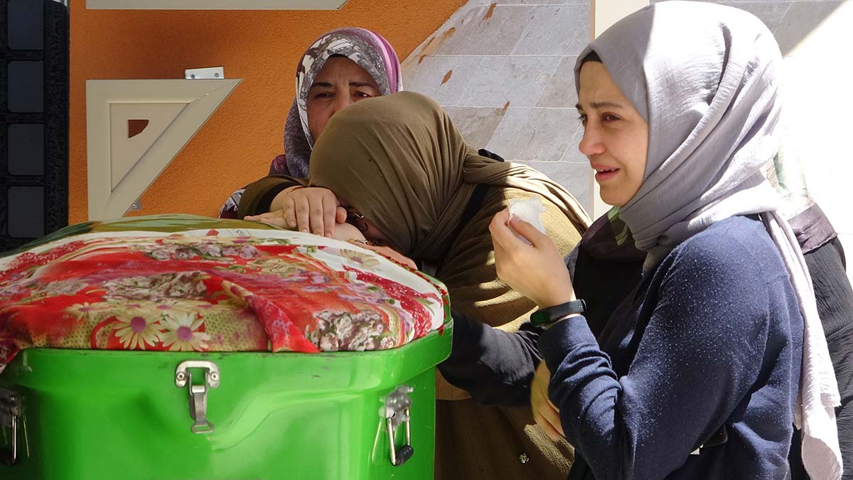 Kazada ölen Betül öğretmen ile eşi defnedildi