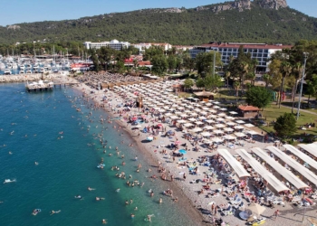 Kemer bayramda nüfusunun 4 katını ağırladı