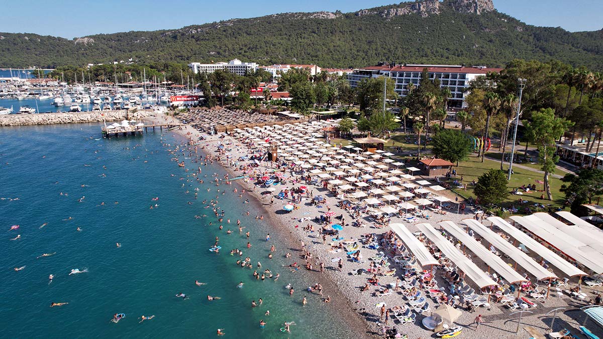 Kemer bayramda nüfusunun 4 katını ağırladı