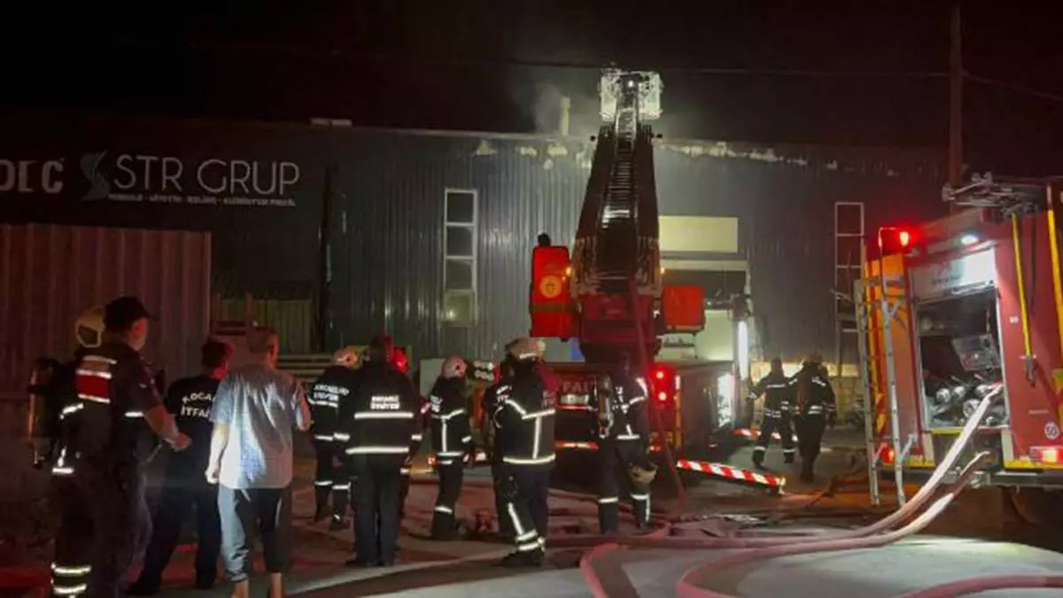 Kocaeli'de galvaniz fabrikasında patlama: 11 yaralı