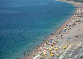 Konyaaltı Sahili'nde bayram yoğunluğu