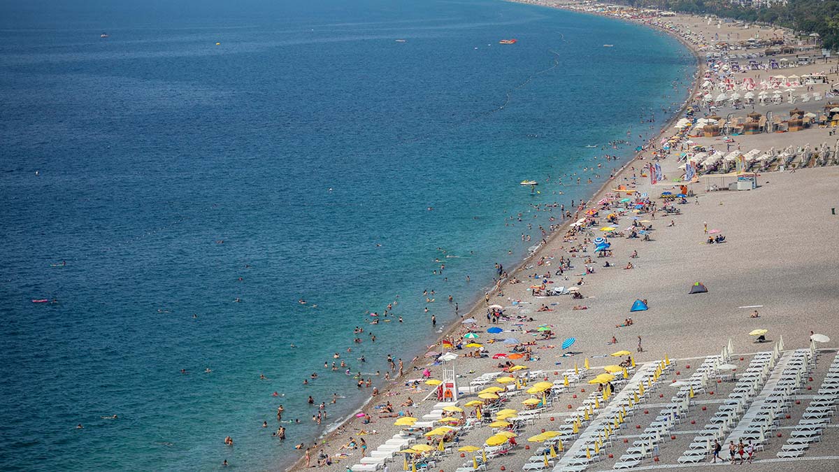Konyaaltı Sahili'nde bayram yoğunluğu