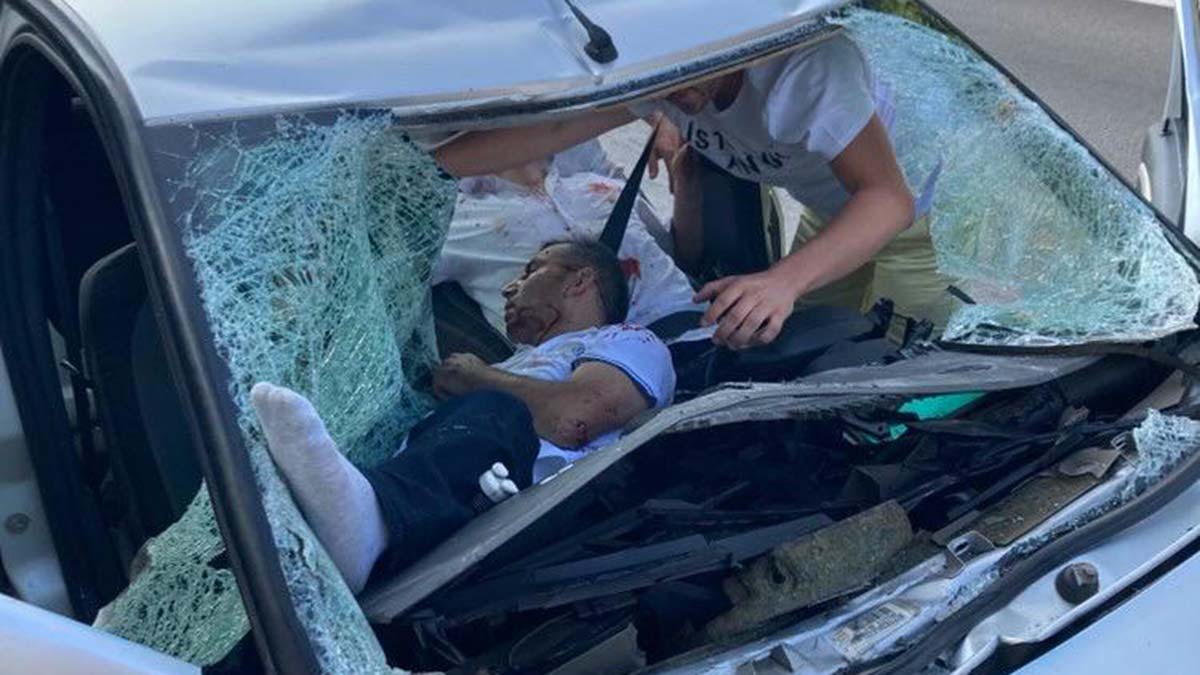 Köprüden atlayıp otomobilin üzerine düştü: 3 yaralı