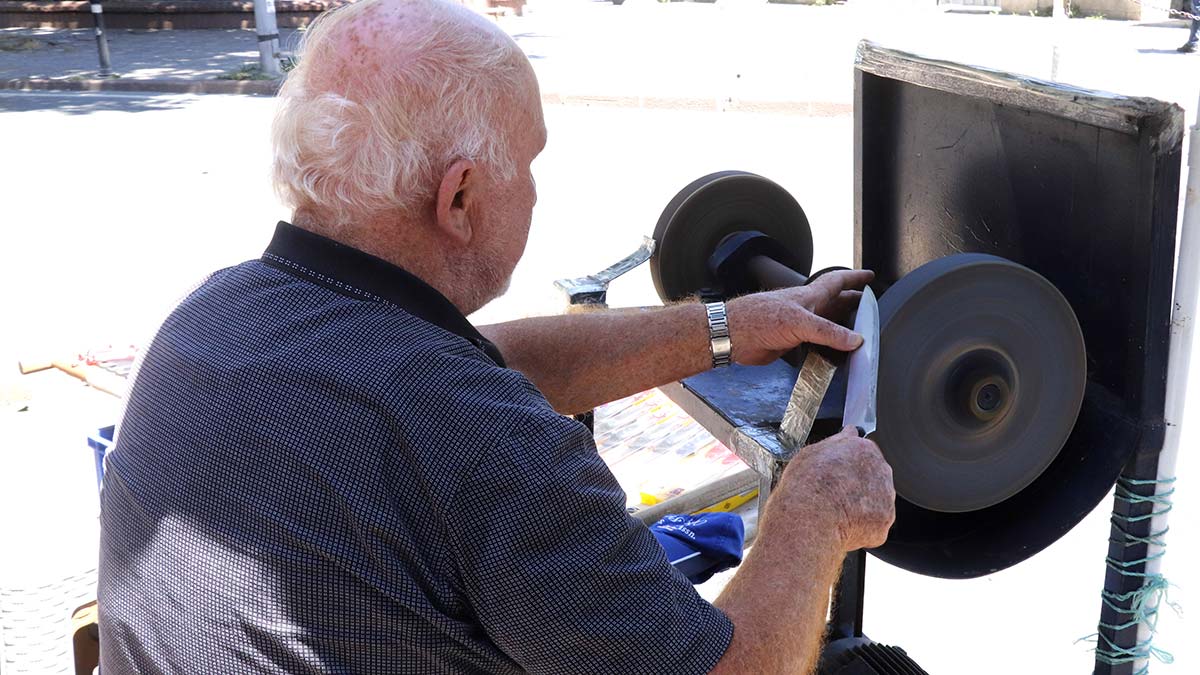 Kurban Bayramı öncesi bıçak bileyicileri yoğun