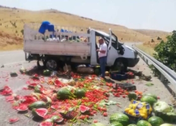 Lastiği patlayan kamyonet devrildi: 3 yaralı