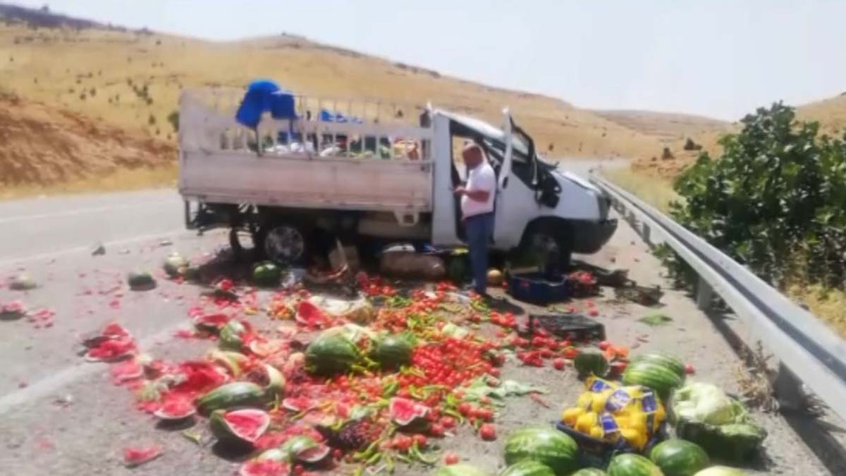 Lastiği patlayan kamyonet devrildi: 3 yaralı