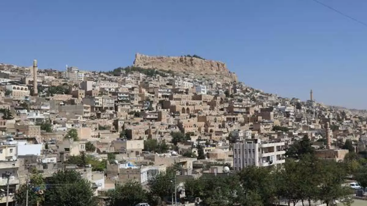 Mardinde tarihi dokuyu bozan bina yikiliyor 1 - yerel haberler - haberton