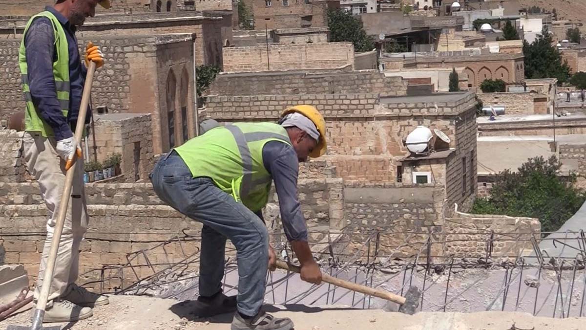 Mardin'de tarihi dokuyu bozan bina yıkılıyor