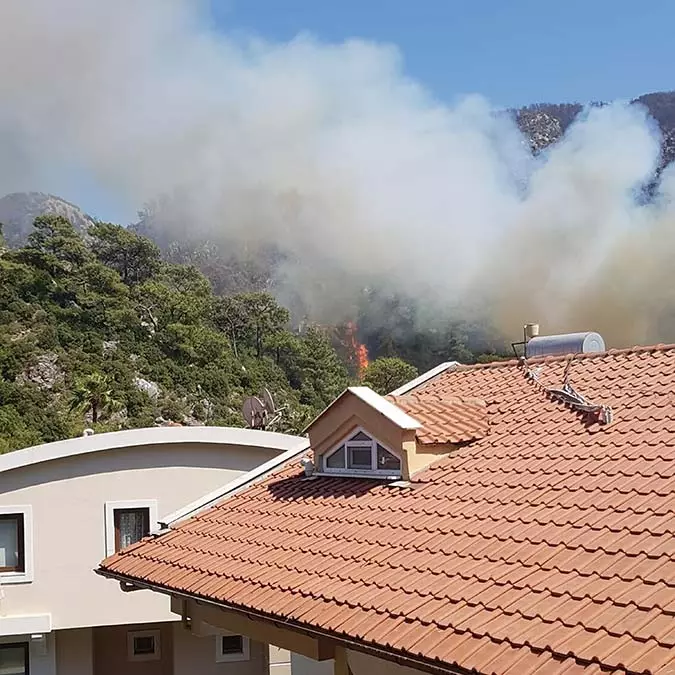 Marmaris'te yerleşim yeri yakınında orman yangını