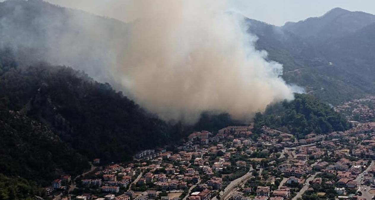 Marmaris'te yerleşim yeri yakınında orman yangını