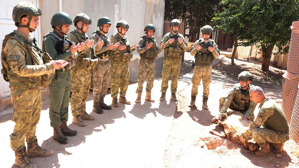 Mehmetçik bayramı Suriye'de karşıladı