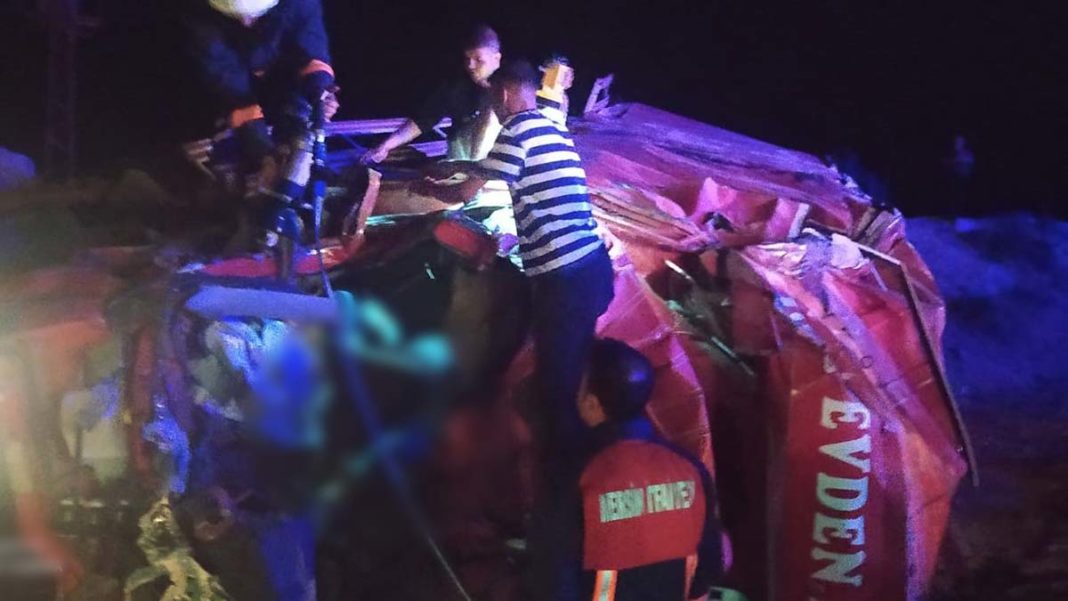 Mersin'de kamyon şarampole devrildi: 4 ölü