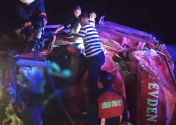 Mersin'de kamyon şarampole devrildi: 4 ölü