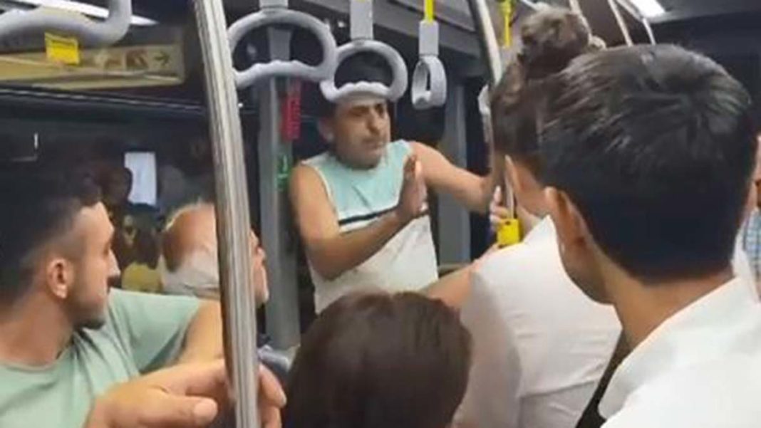 Metrobüste kadının fotoğrafını çeken adama tepki