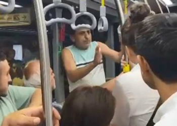 Metrobüste kadının fotoğrafını çeken adama tepki