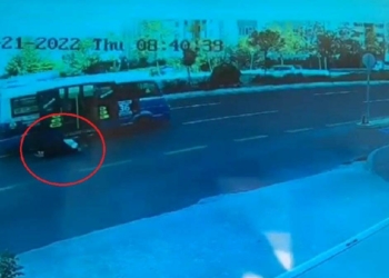 Minibüsün açık kapısından düşen kadın yaralandı