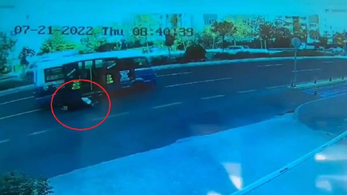 Minibüsün açık kapısından düşen kadın yaralandı