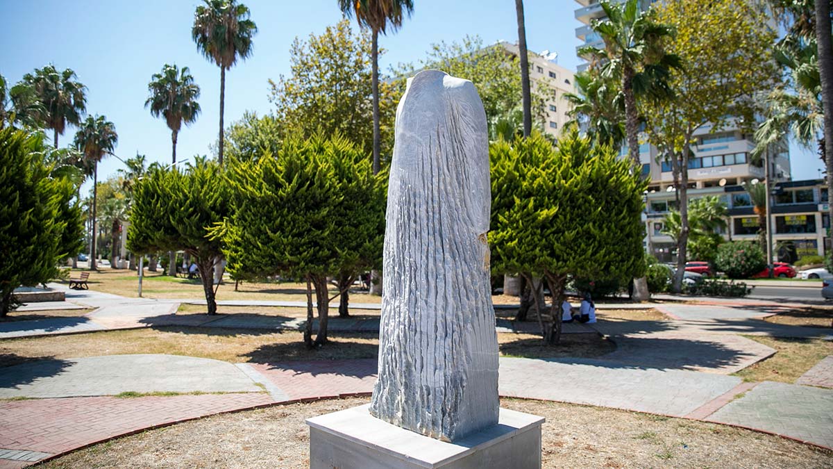 Müfide İlhan'ın heykeline çirkin saldırı