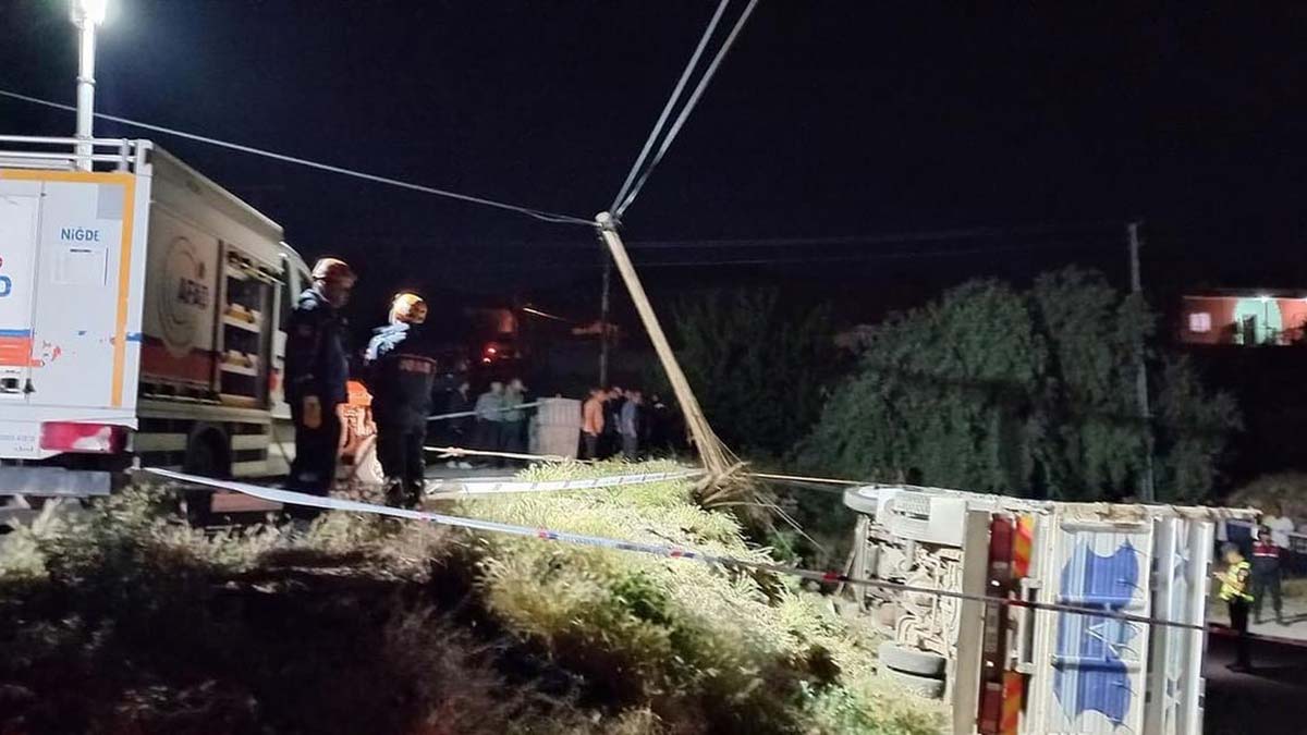 Niğde'de kamyon şarampole devrildi: 2 ölü