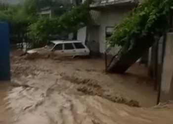 Niğde'de şiddetli sağanak; dereler taştı