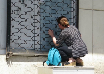 Öldürülen Elif Güneş'in iş yeri önünde gözyaşı