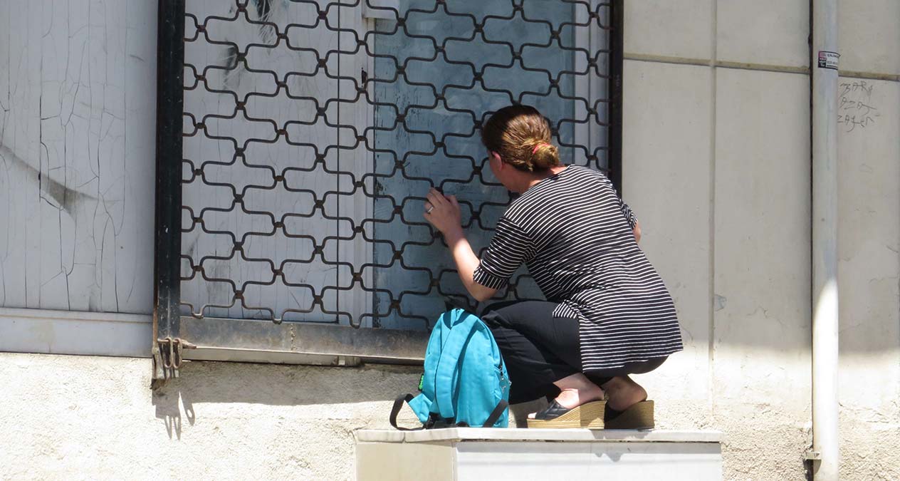 Öldürülen Elif Güneş'in iş yeri önünde gözyaşı