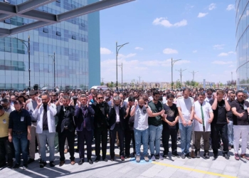 Öldürülen doktor için gıyabi cenaze namazı kılındı
