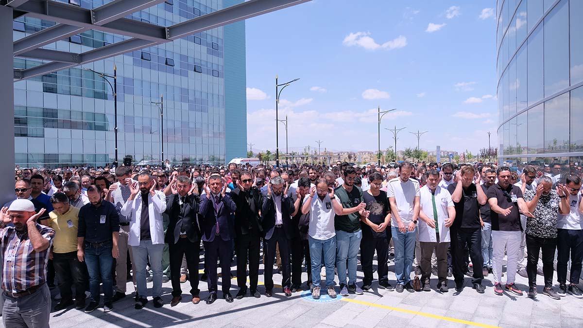 Öldürülen doktor için gıyabi cenaze namazı kılındı