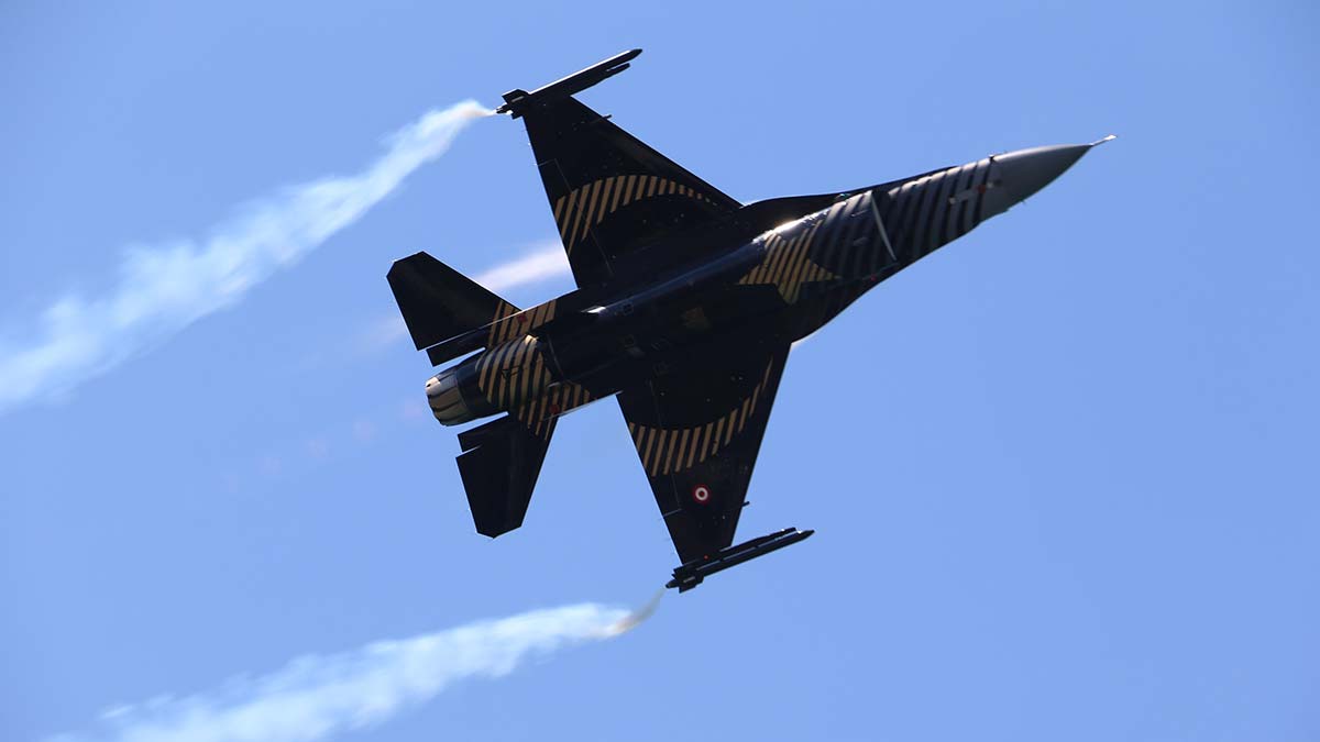 Ordu'da SOLOTÜRK'ten gösteri uçuşu