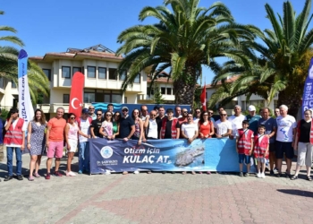 Otizm farkındalığı için 5 kilometre kulaç attılar