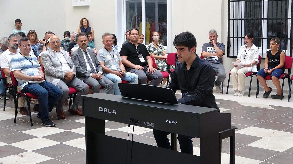 Otizmli öğrencilerden müzik ziyafeti