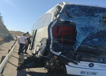 Otobüs TIR'a arkadan çarptı: 1 ölü, 10 yaralı