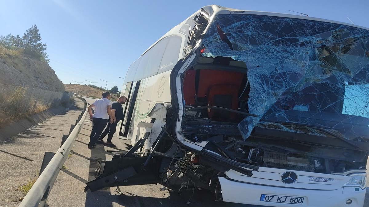 Otobüs TIR'a arkadan çarptı: 1 ölü, 10 yaralı