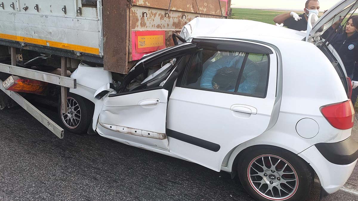 Otomobil TIR'a arkadan çarptı: 2 ölü, 1 yaralı