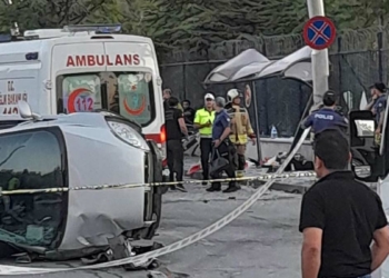 Otomobil durağa daldı: 1'i ağır 6 yaralı