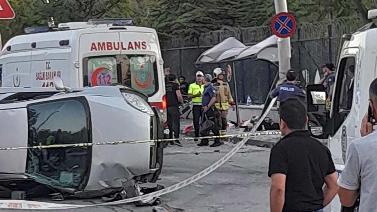 Otomobil durağa daldı: 1'i ağır 6 yaralı