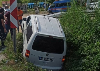 Otomobil kanala yuvarlandı: 1'i çocuk 5 yaralı