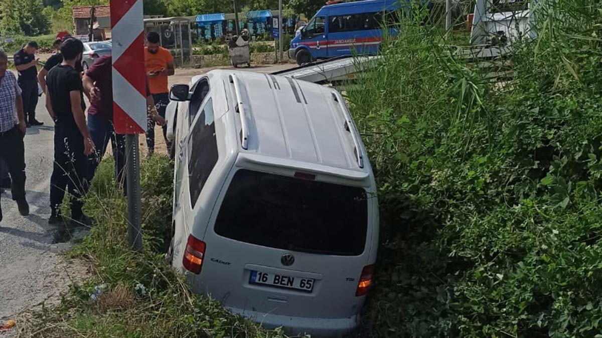 Otomobil kanala yuvarlandı: 1'i çocuk 5 yaralı