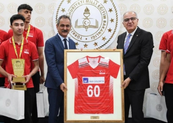 Özer'den liseli şampiyon sporculara tebrik